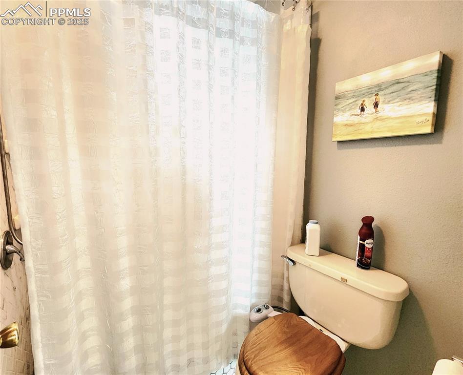 Image 35 of 50: Bathroom