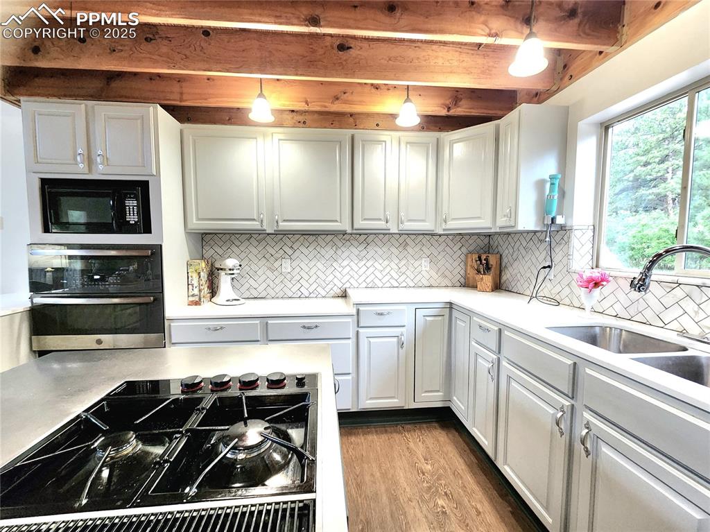 Image 9 of 50: Kitchen