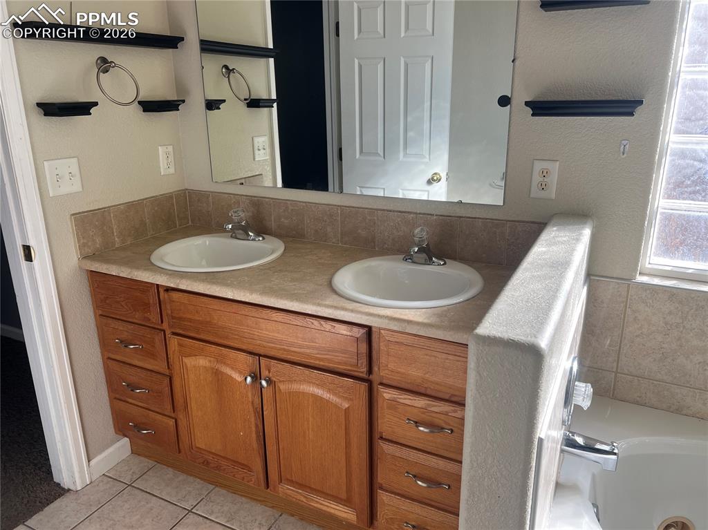 Image 10 of 27: Bathroom