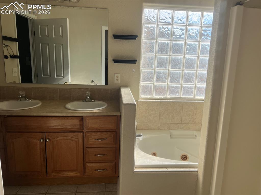 Image 12 of 27: Bathroom