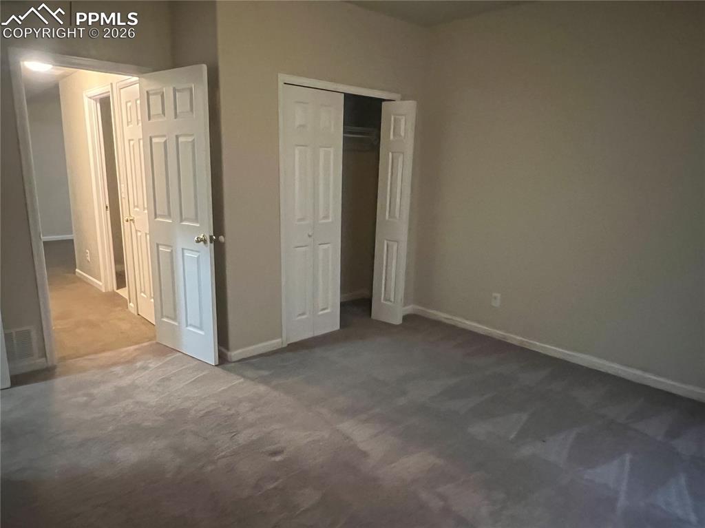 Image 19 of 27: Bedroom