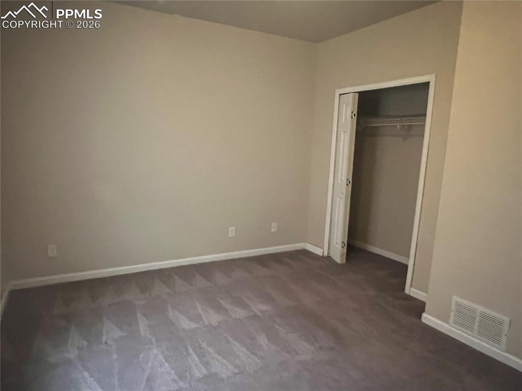 Image 21 of 27: Bedroom