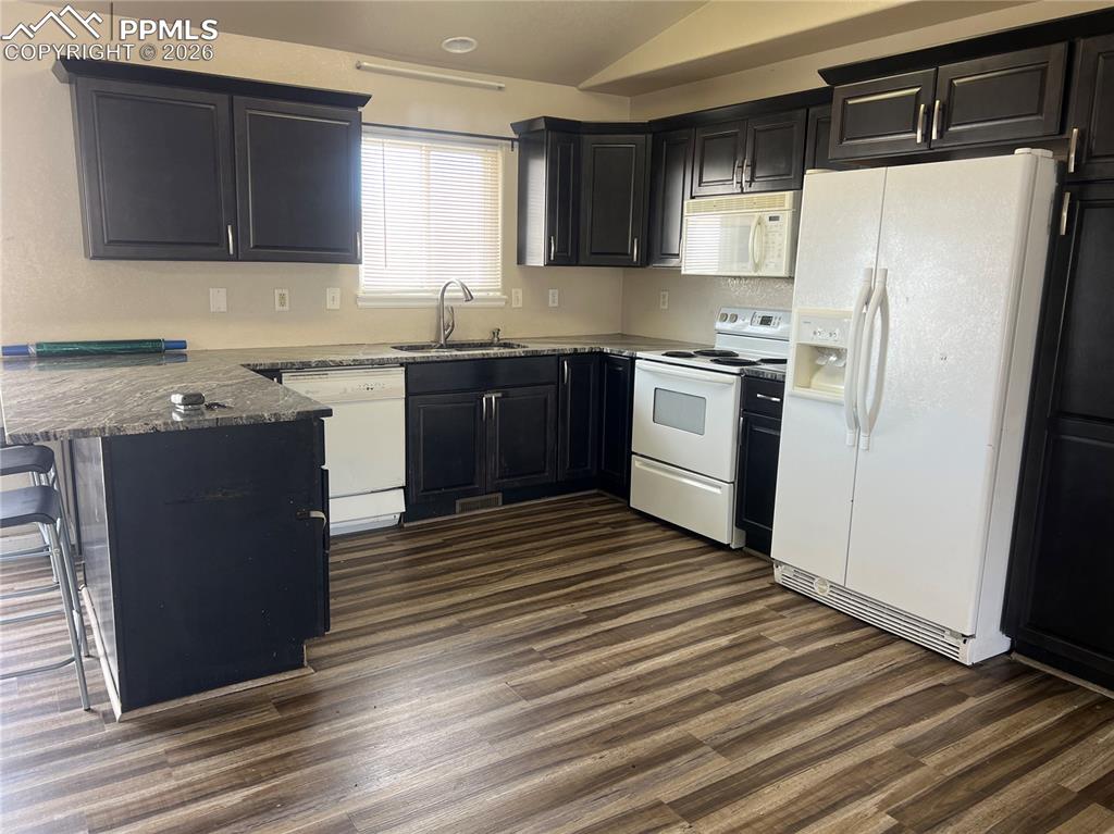 Image 5 of 27: Kitchen