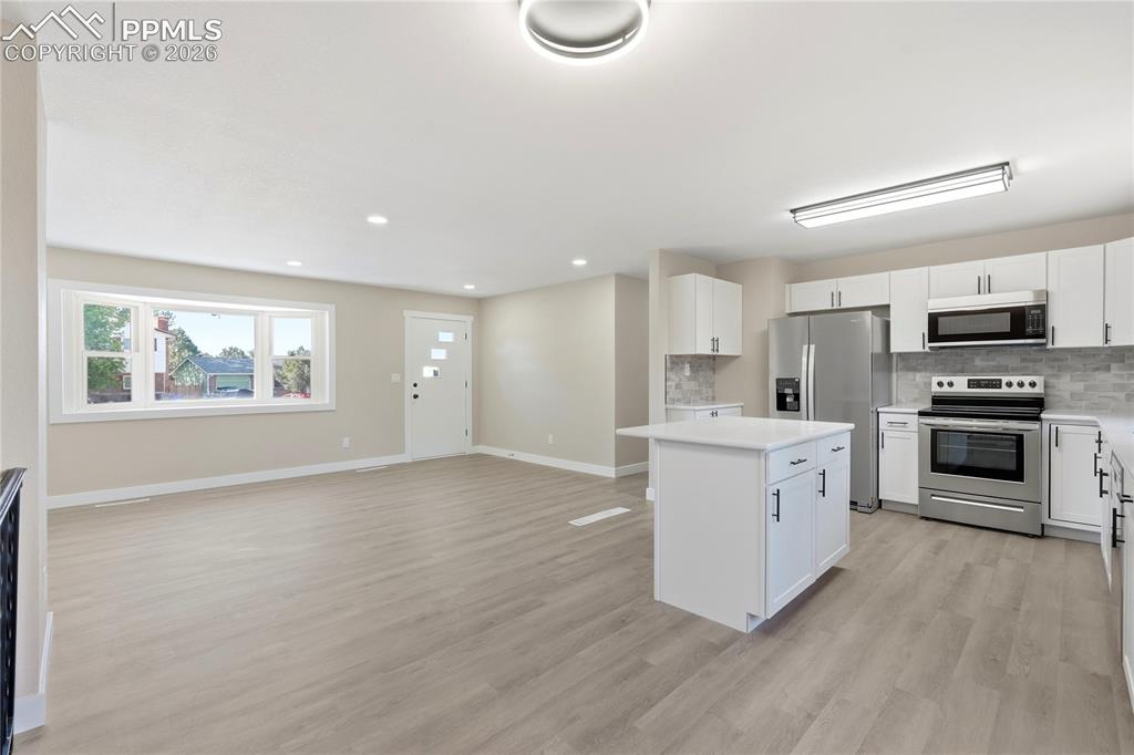 Image 14 of 50: Kitchen