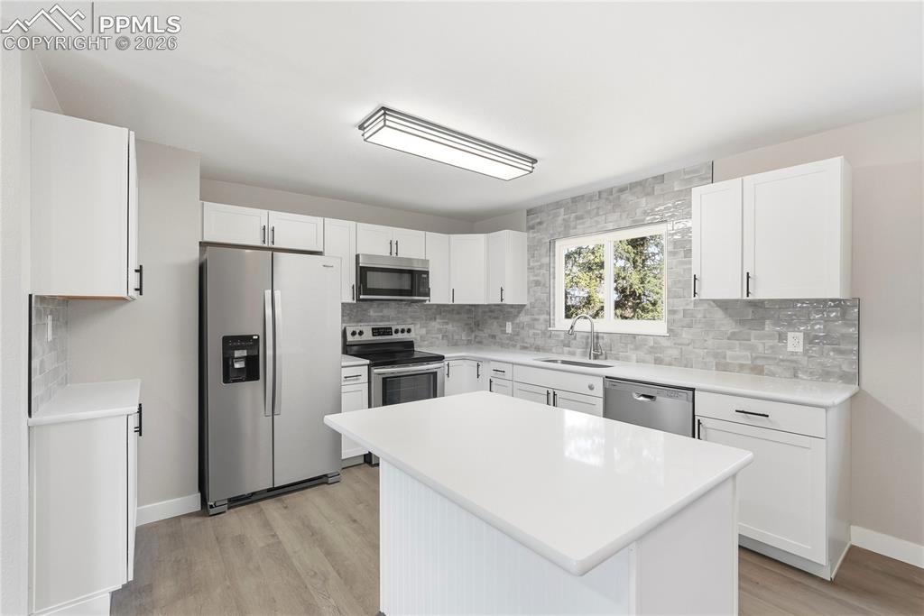 Image 15 of 50: Kitchen