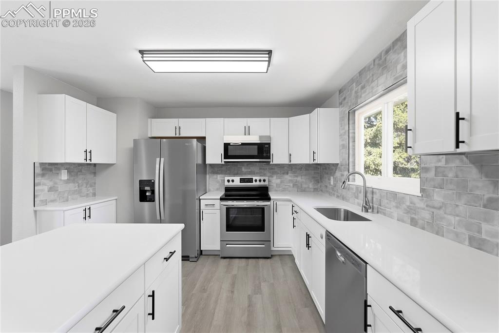 Image 16 of 50: Kitchen