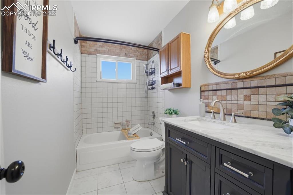 Image 19 of 48: Bathroom