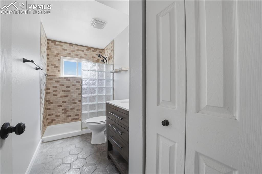 Image 30 of 48: Bathroom