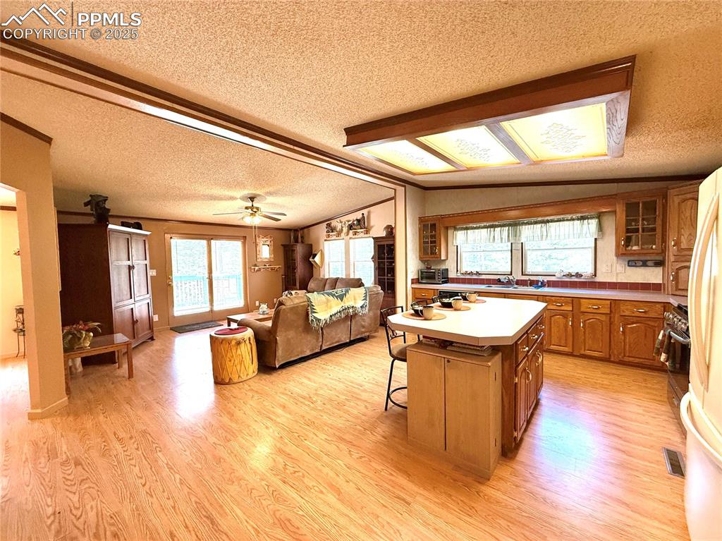 Image 20 of 50: Kitchen