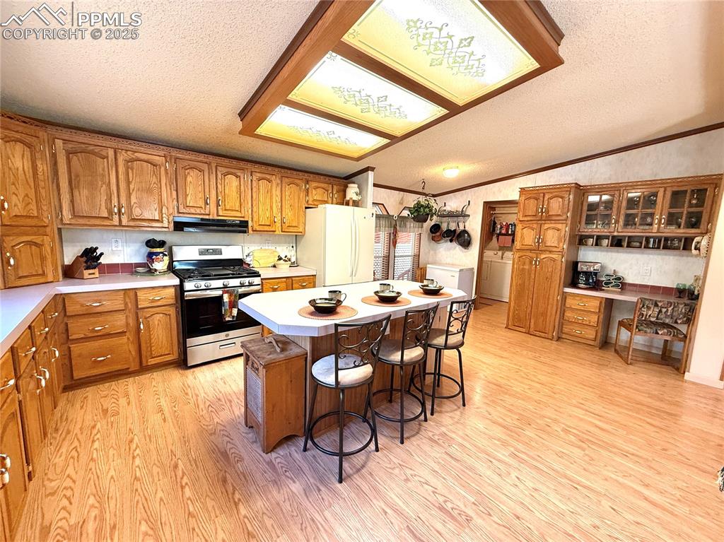 Image 22 of 50: Kitchen