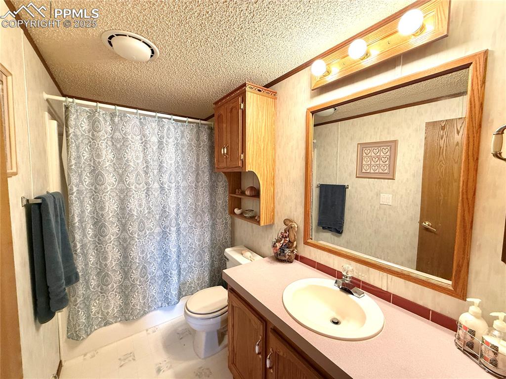 Image 40 of 50: Bathroom