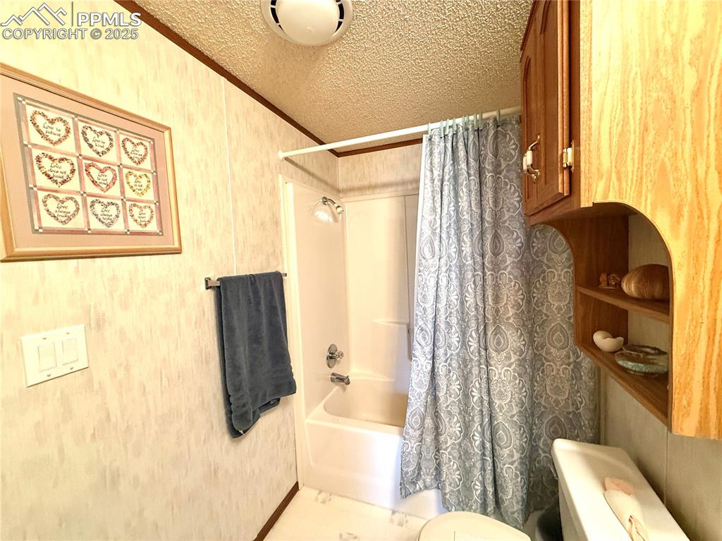 Image 41 of 50: Bathroom