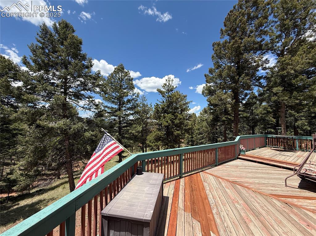 Image 5 of 50: Deck