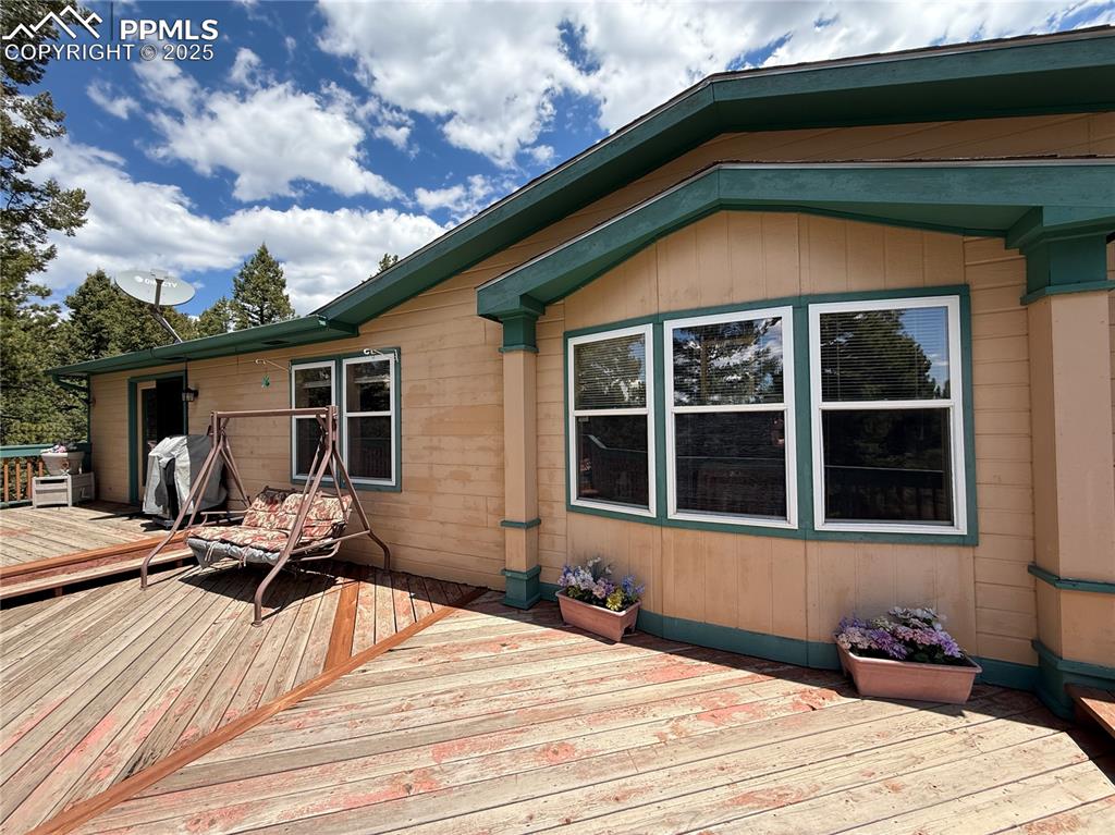 Image 8 of 50: Deck