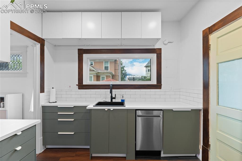 Image 10 of 33: Kitchen