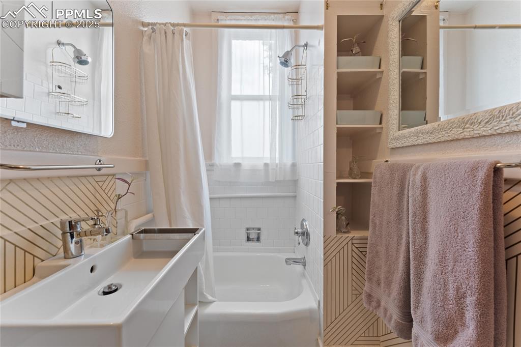 Image 16 of 33: Main level bath