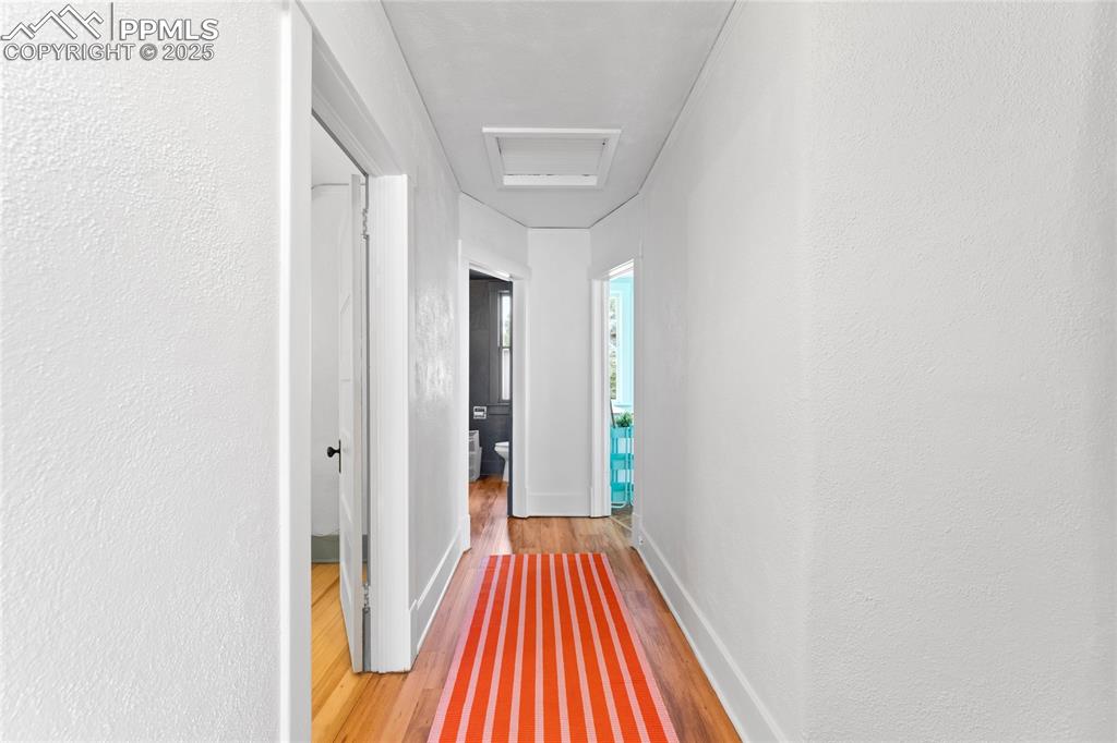 Image 20 of 33: Upstairs hall