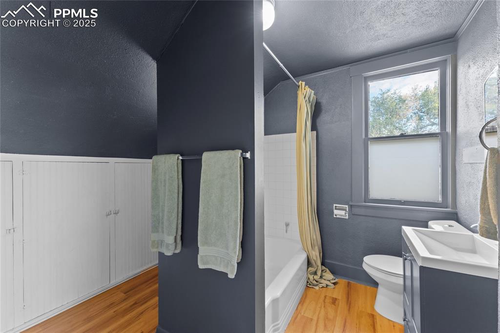 Image 25 of 33: Upstairs bathroom