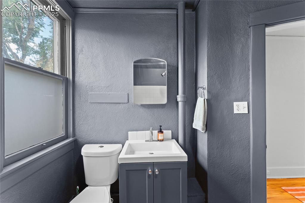 Image 26 of 33: Upstairs bathroom