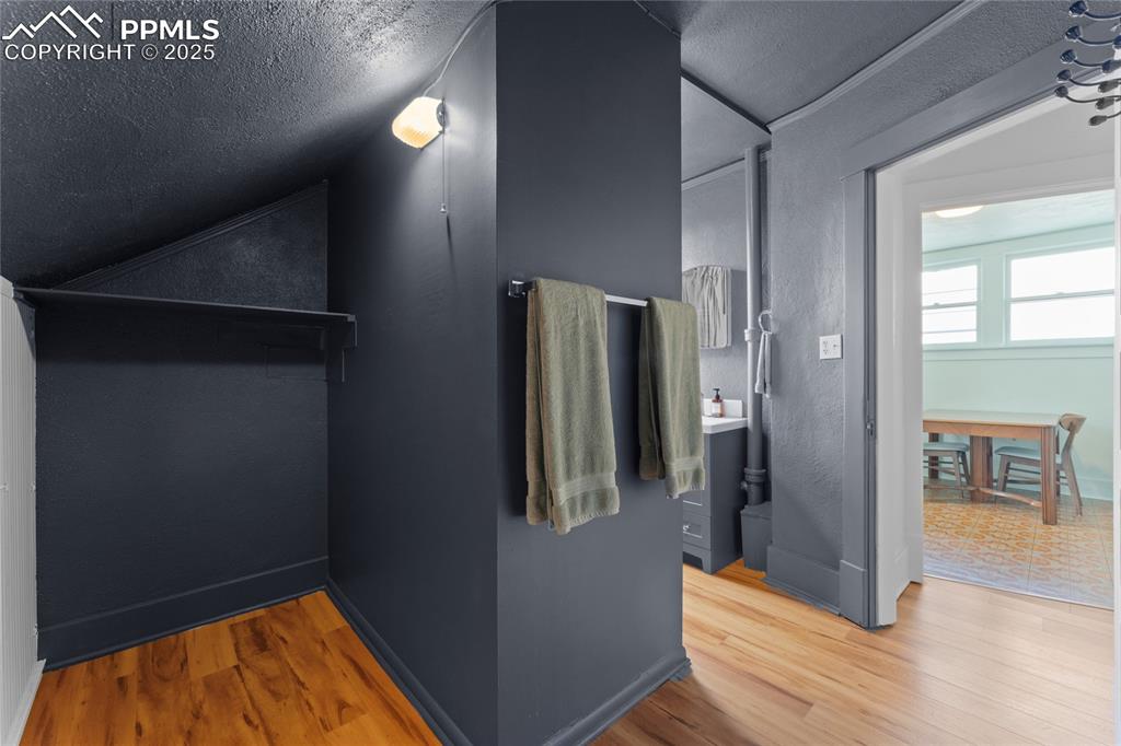 Image 27 of 33: Upstairs bathroom