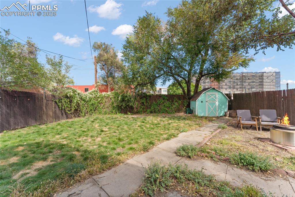 Image 31 of 33: Spacious back yard