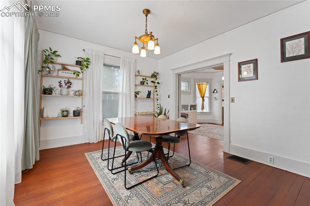 Image 4 of 33: Dining Area