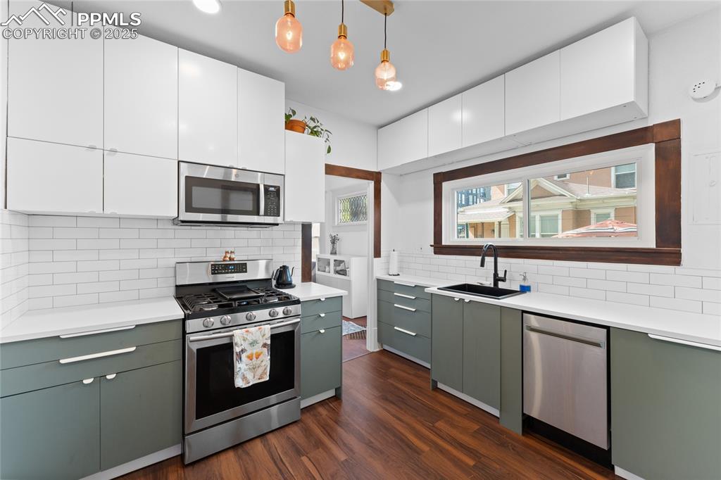 Image 9 of 33: Kitchen