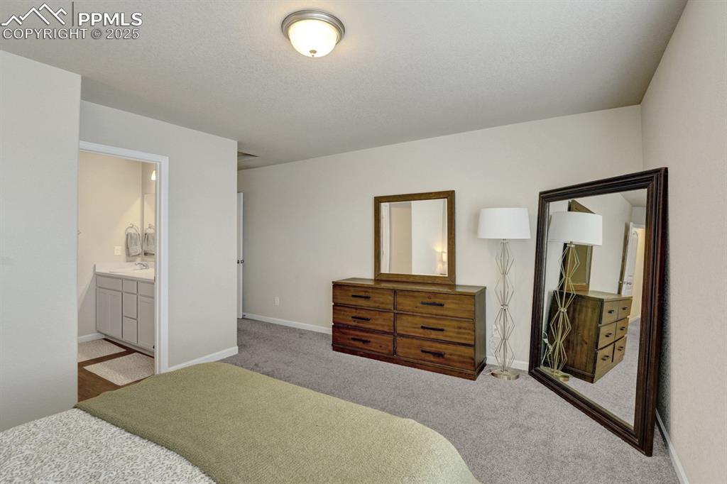 Image 14 of 25: Bedroom