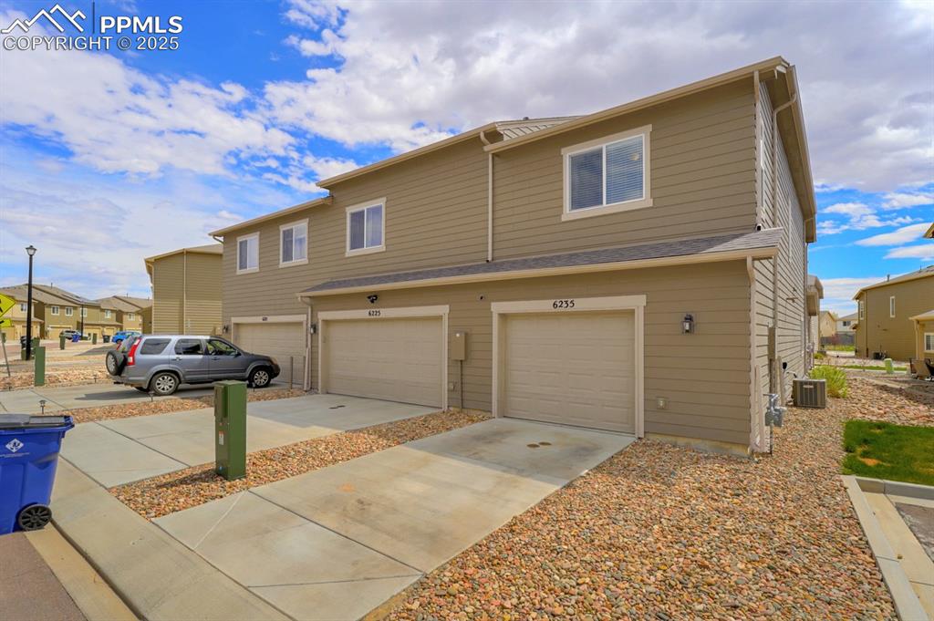 Image 22 of 25: Plenty of space to park in the driveway.