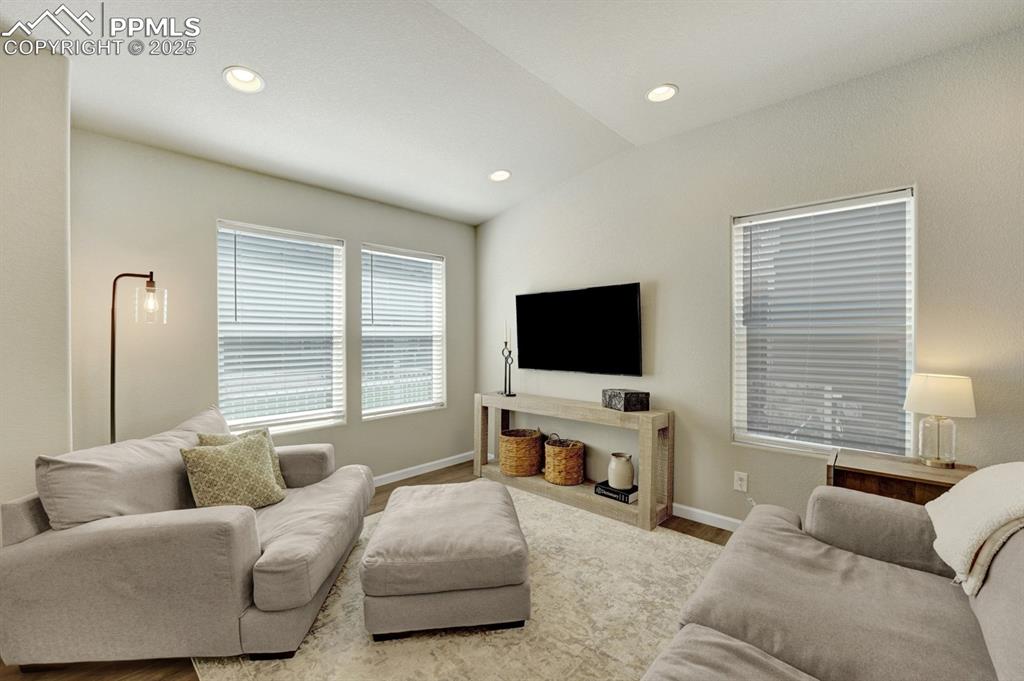 Image 5 of 25: Living Room