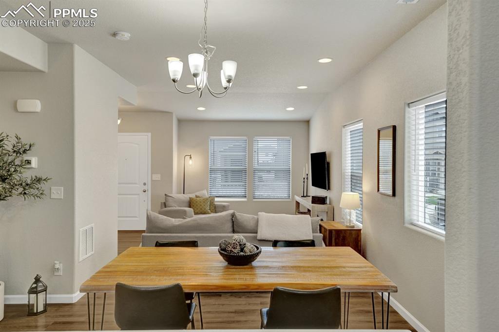 Image 7 of 25: Dining Area