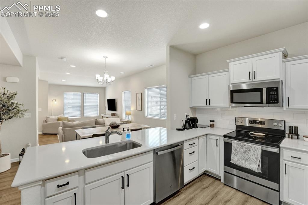 Image 9 of 25: This kitchen features quartz countertops.
