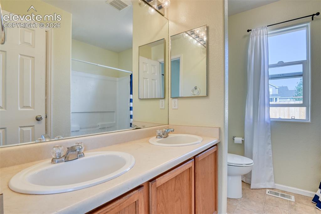 Image 20 of 42: Bathroom