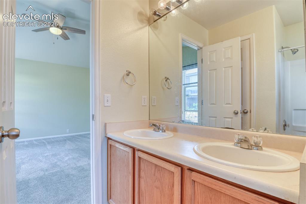 Image 21 of 42: Bathroom