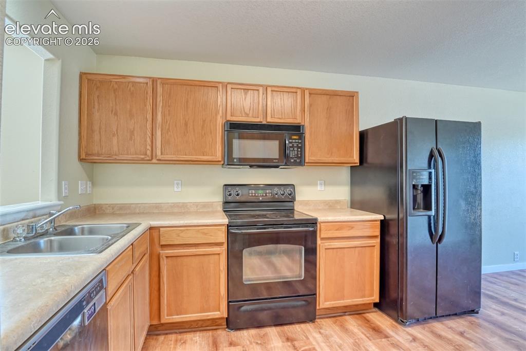 Image 22 of 42: Kitchen