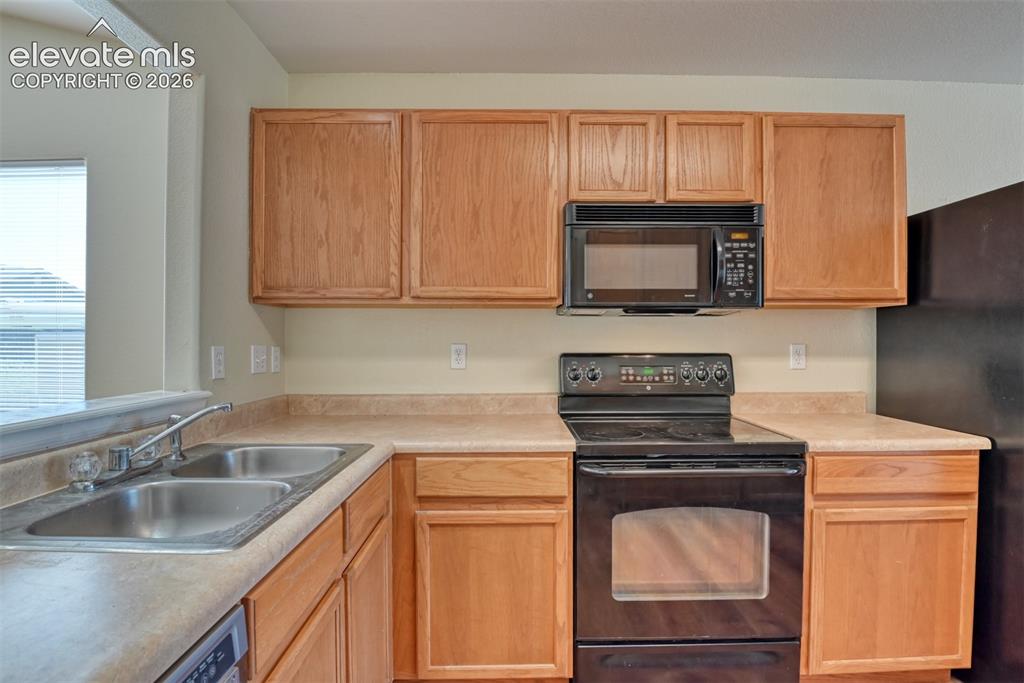 Image 26 of 42: Kitchen