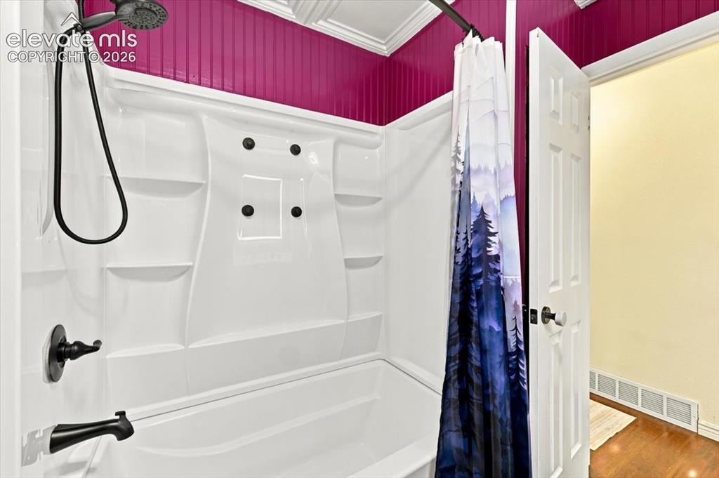 Image 12 of 49: Bathroom