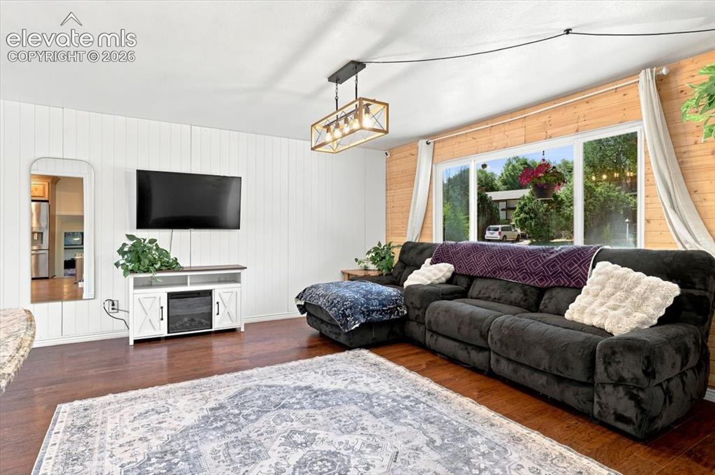 Image 21 of 49: Living Room