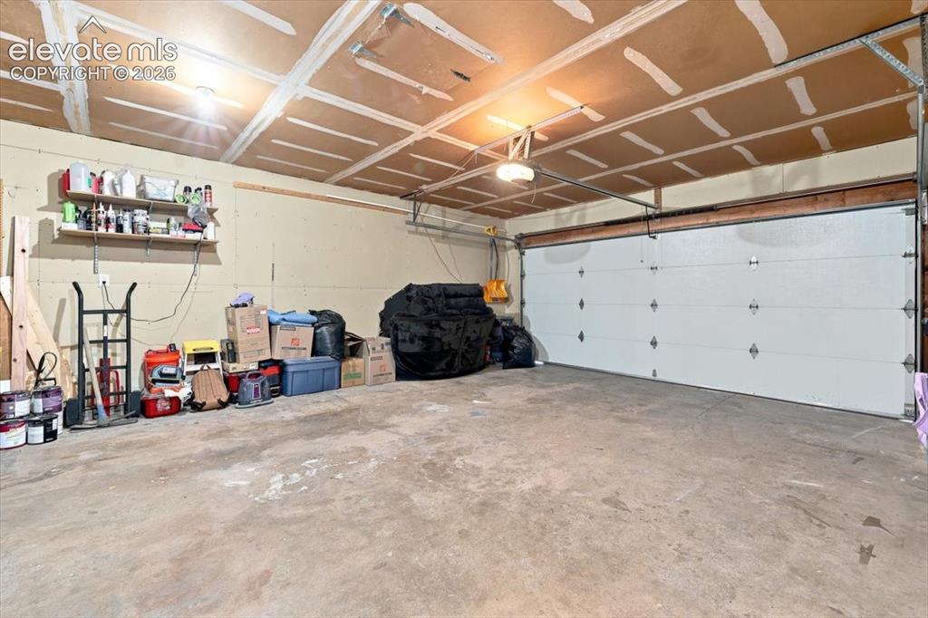 Image 41 of 49: Garage