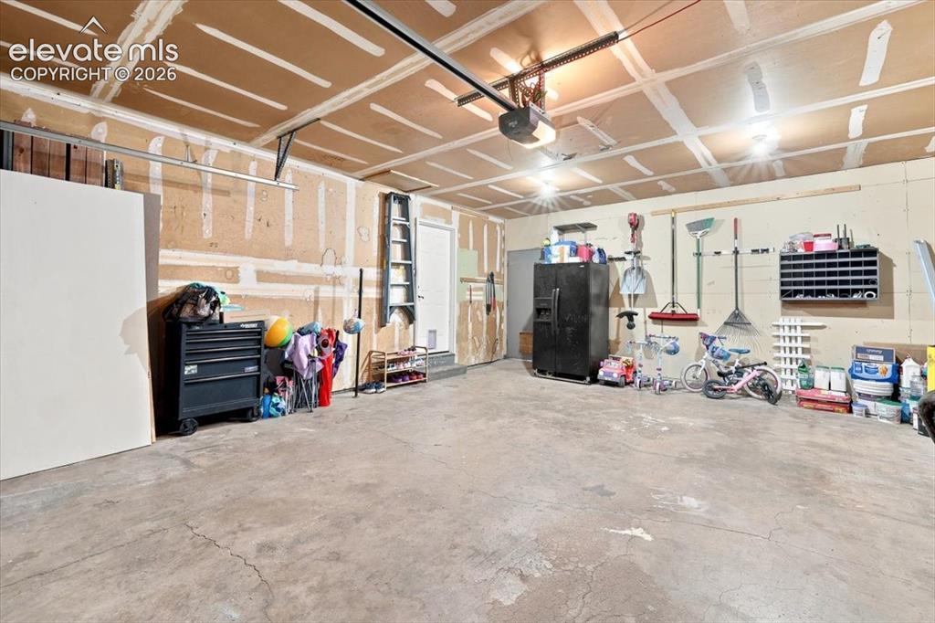 Image 42 of 49: Garage