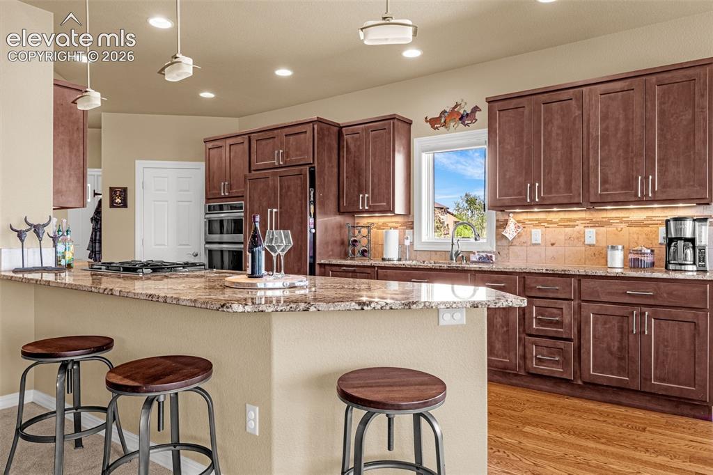 Image 10 of 50: Kitchen