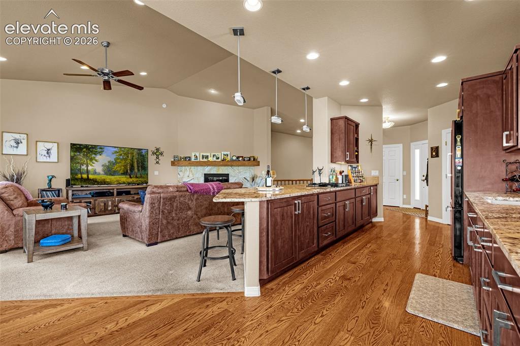 Image 15 of 50: Kitchen