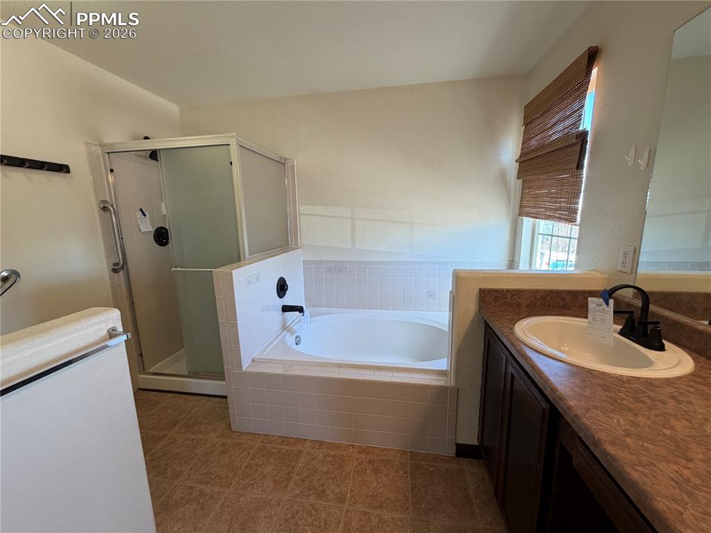 Image 13 of 30: Bathroom
