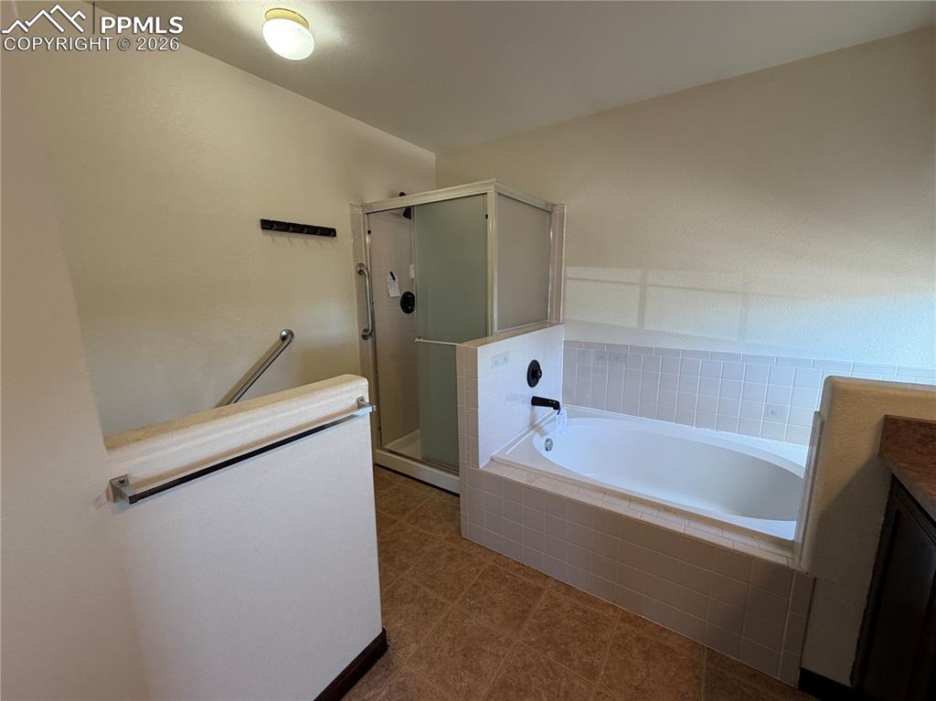 Image 14 of 30: Bathroom