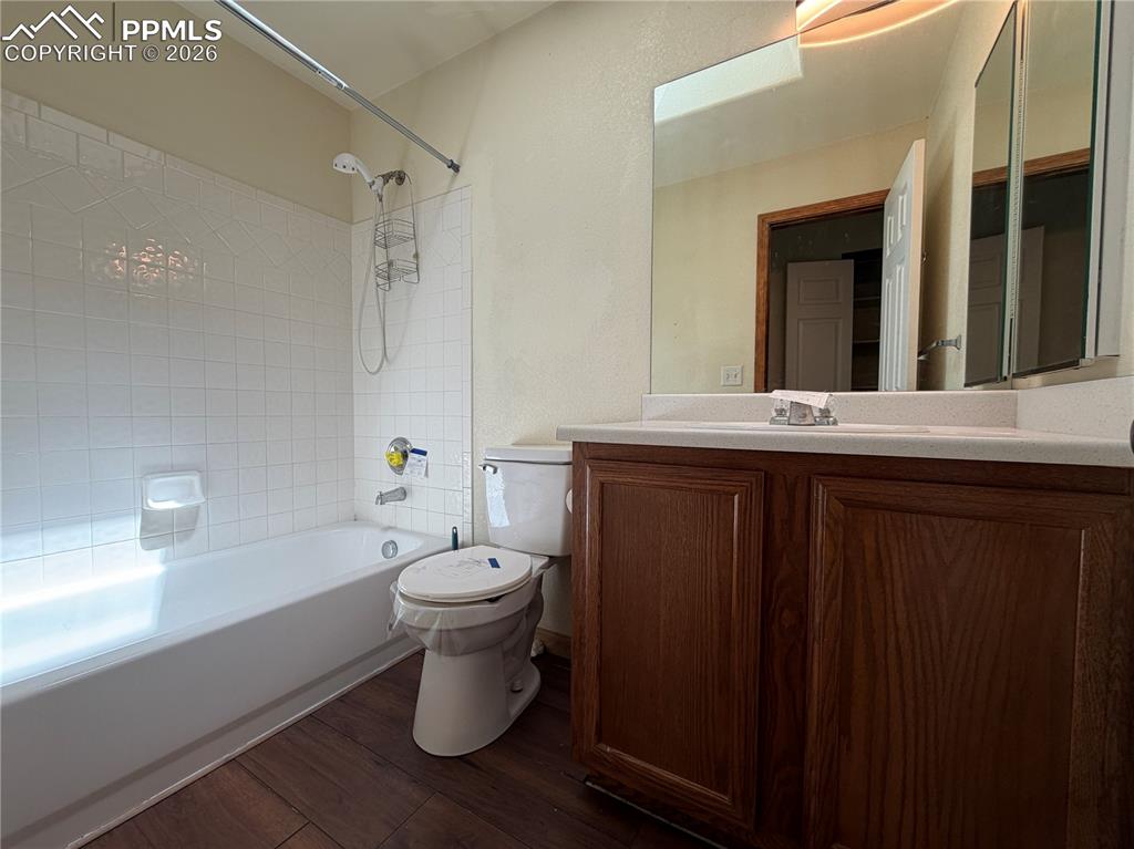 Image 19 of 30: Bathroom