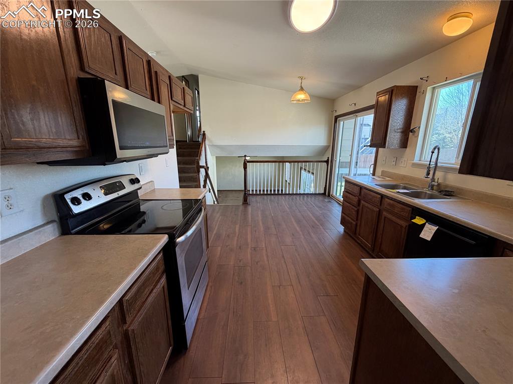 Image 6 of 30: Kitchen