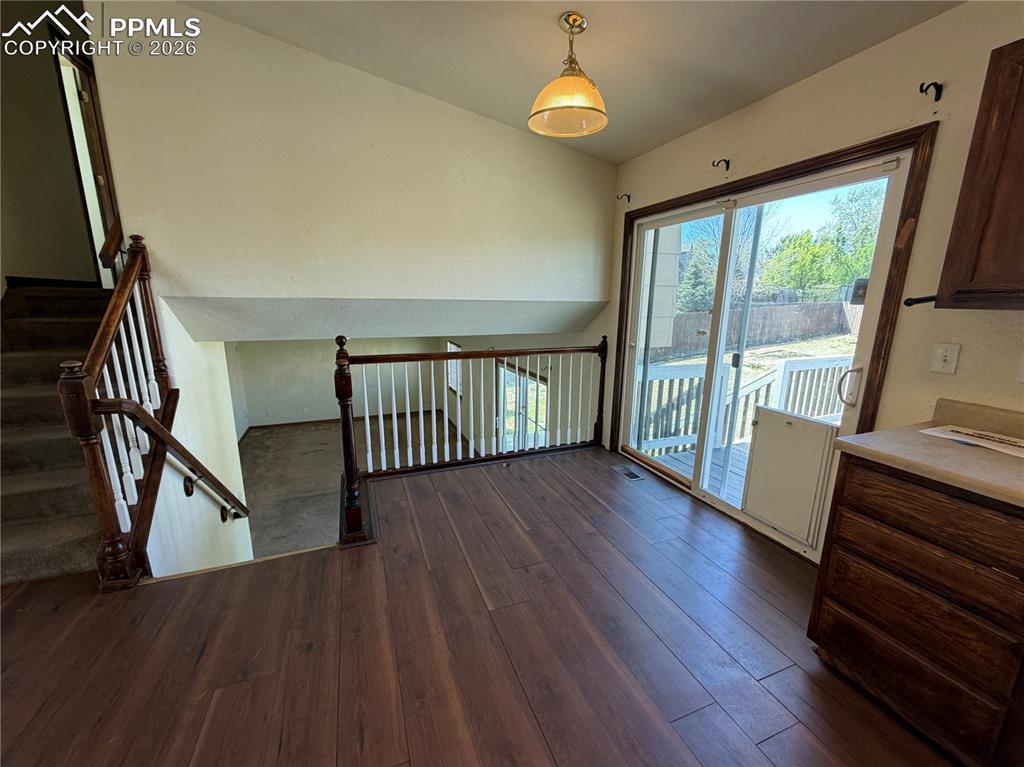 Image 7 of 30: Dining Area