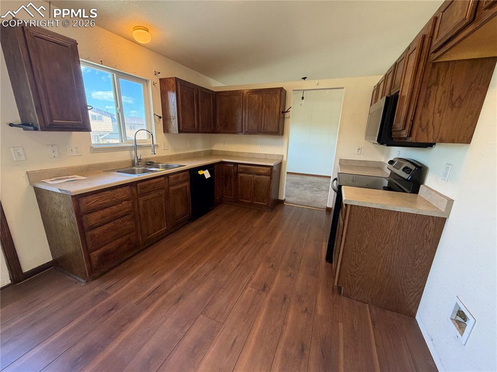 Image 8 of 30: Kitchen