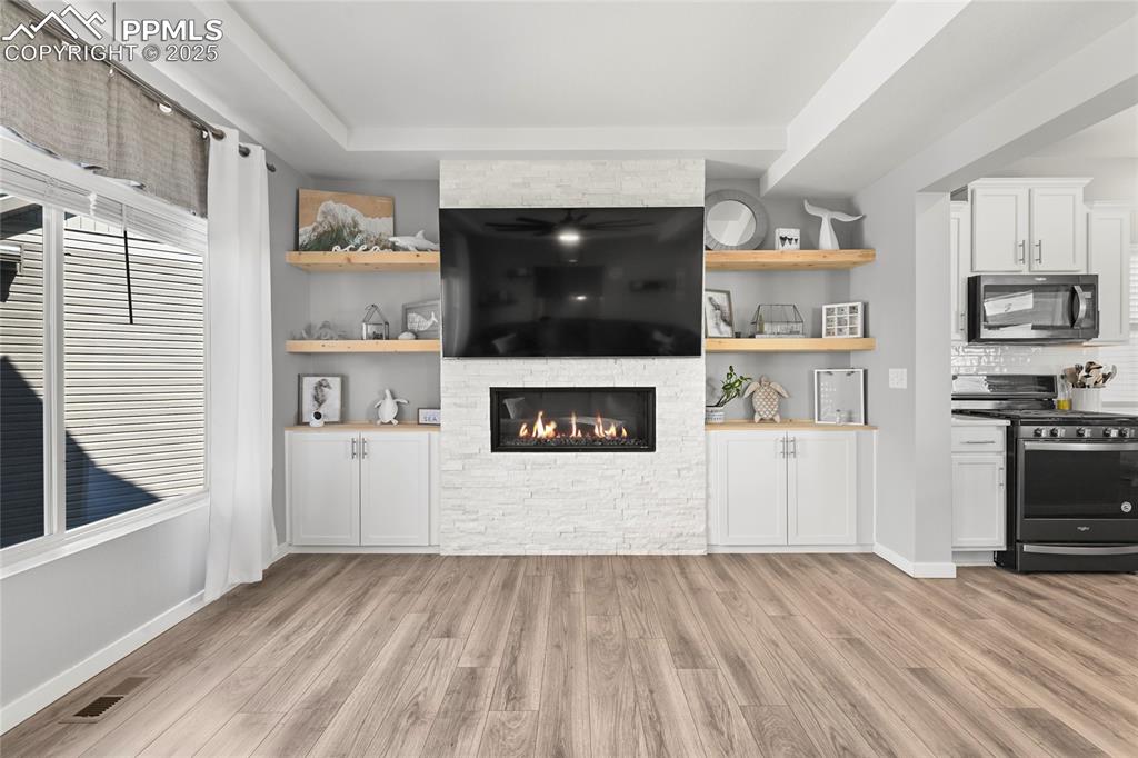 Image 11 of 39: Living Room