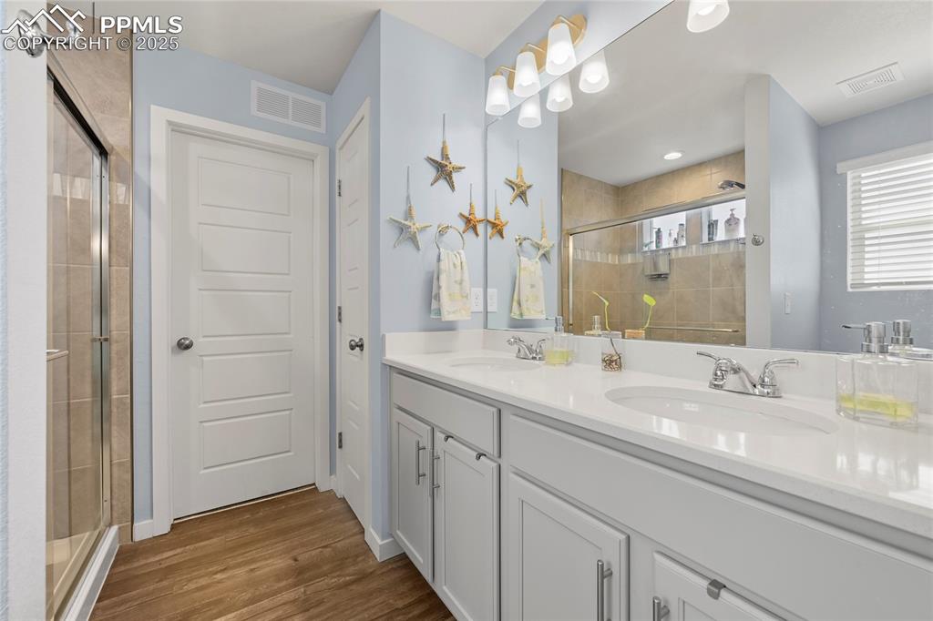 Image 16 of 39: Bathroom
